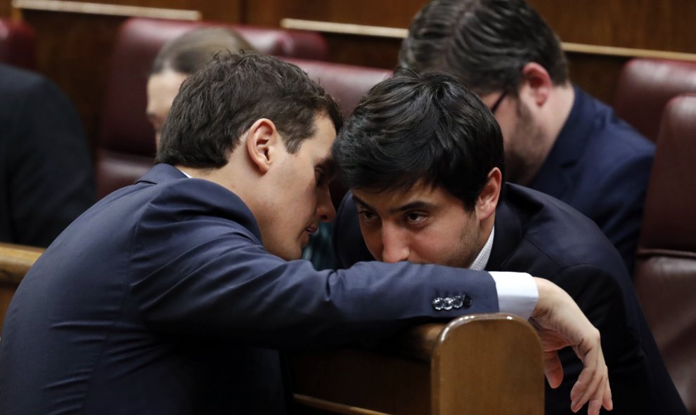 El presiente de Ciudadanos, Albert Rivera (i) conversa con el diputado de su partido Antonio Roldán Monés durante la sesión de la tarde de la segunda jornada del debate de investidura del secretario general del PSOE, Pedro Sánchez, que se celebra en el C