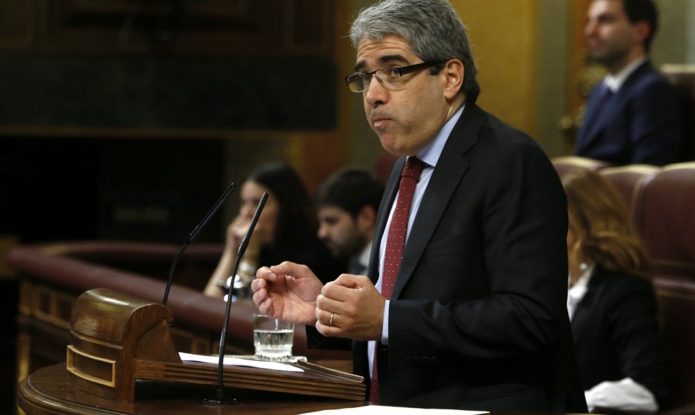 El portavoz de Democracia i Llibertat (DiL), Francesc Homs, durante su intervención en la sesión de la tarde de la segunda jornada del debate de investidura del secretario general del PSOE, Pedro Sánchez, que se celebra en el Congreso de los Diputados. EF