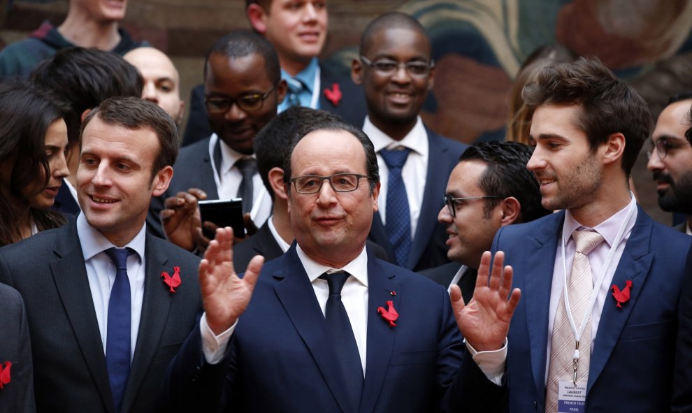El presidente francés, Francois Hollande y el ministro de Economía Emmanuel Macron posan para una foto con los líderes de un start-up internacional con sede en París, durante la conferencia "French Tech Tickets" en el Palacio del Elíseo en París 2 de marz