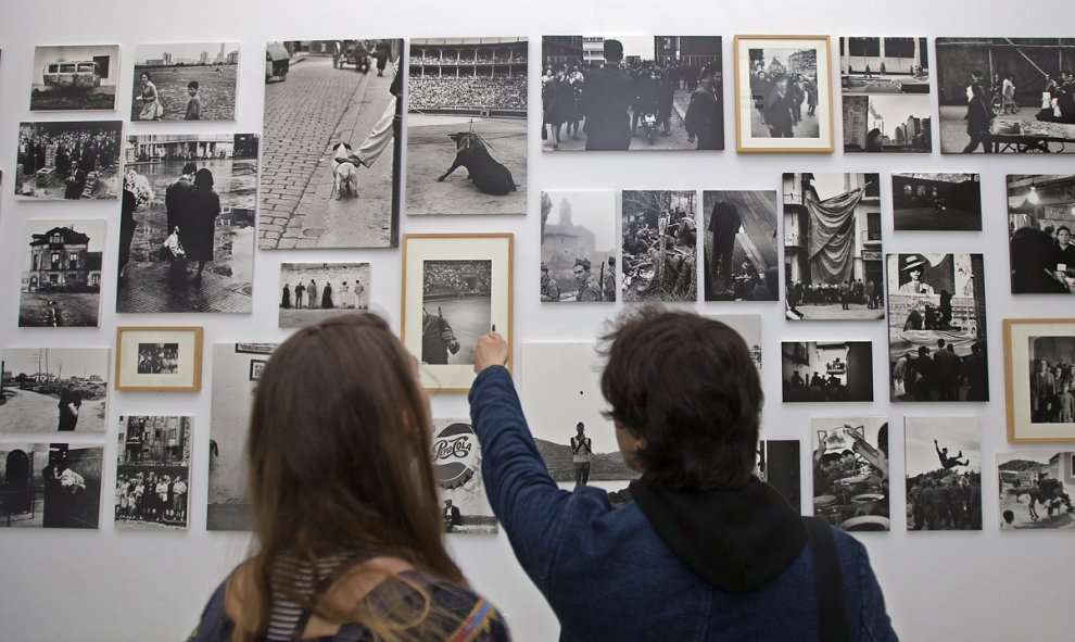 Dos personas observan una parte de la exposición "1957-1975" que se ha presentado hoy en el Centro Andaluz de Arte Contemporáneo (CAAC) en Sevilla, que refleja la pujanza del arte contemporáneo español en el último periodo de la dictadura de Franco, media