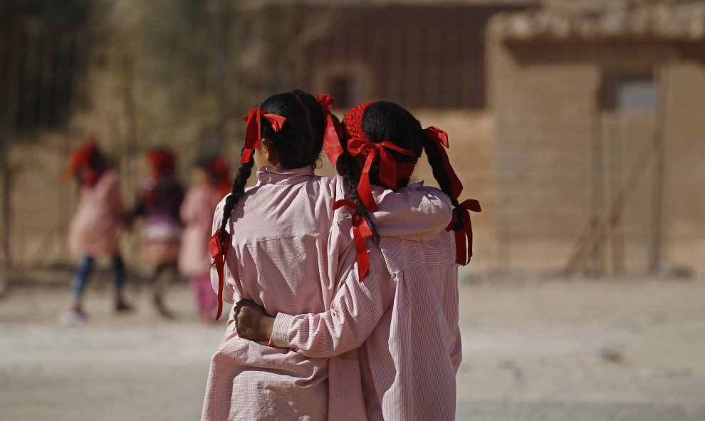 Niñas saharauis se abrazan al lado de su escuela en un campo de refugiados de Tinduf en Argelia. REUTERS/Zohra Bensemra