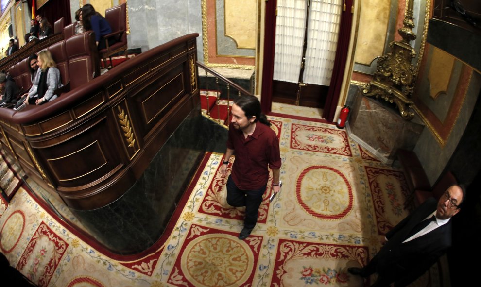 Pablo Iglesias camina hacia la tribuna antes de su intervención ante el Congreso. EFE/Javier Lizón