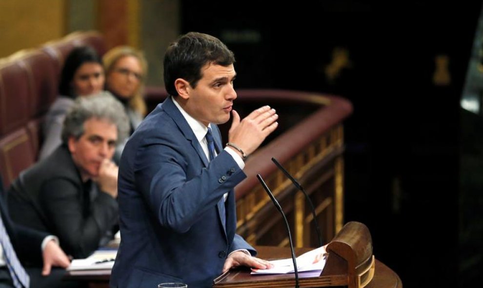 El líder de Ciudadanos, Albert Rivera, durante su intervención en la sesión plenaria en la que se celebra la segunda votación de la investidura del candidato socialista, Pedro Sánchez. EFE/Ballesteros