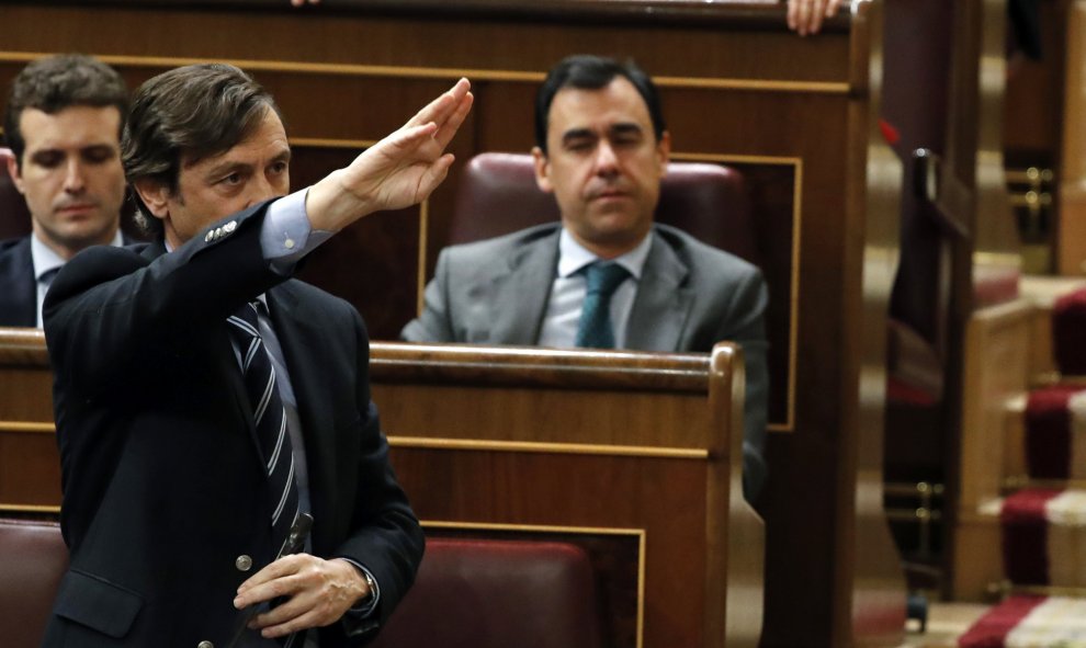 El portavoz del PP en el Congreso, Rafael Hernando, pide la palabra desde su escaño. EFE/Javier Lizón.