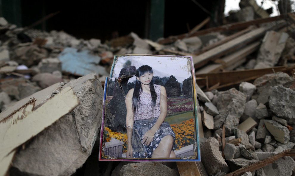 El retrato de una mujer permanece entre las ruinas de un club nocturno durante la demolición del "barrio rojo" de Kalijodo en Yakarta, Indonesia. EFE/Mast Irham