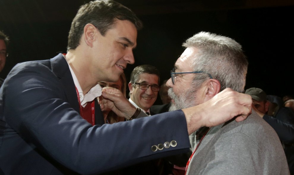 El secretario general de UGT, Cándido Méndez (d), saluda al secretario general del PSOE, Pedro Sánchez, durante el 42 Congreso Confederal de UGT hoy en Madrid. EFE/Javier Lizón