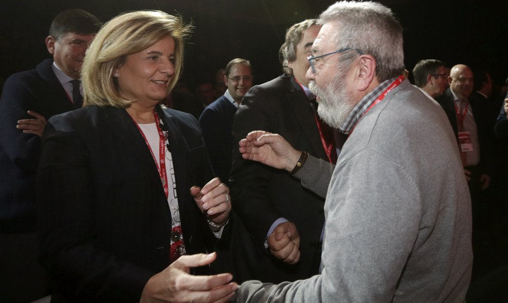 El secretario general de UGT, Cándido Méndez (d), saluda a la ministra de Empleo en funciones, Fátima Báñez, durante el 42 Congreso Confederal de UGT hoy en Madrid. EFE/Javier Lizón