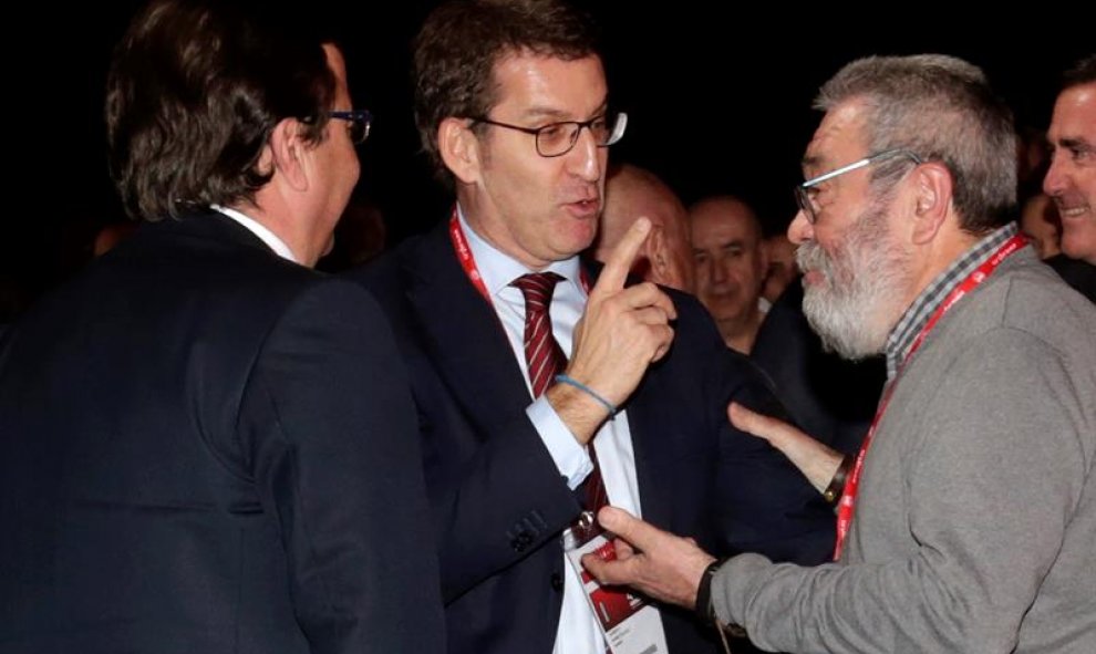 El secretario general de UGT, Cándido Méndez (d), conversa con los presidentes de Extremadura, Guillermo Fernández Vara (i), y de la Xunta, Alberto Núñez Feijóo (c), durante el 42 Congreso Confederal de UGT hoy en Madrid. EFE/Javier Lizón