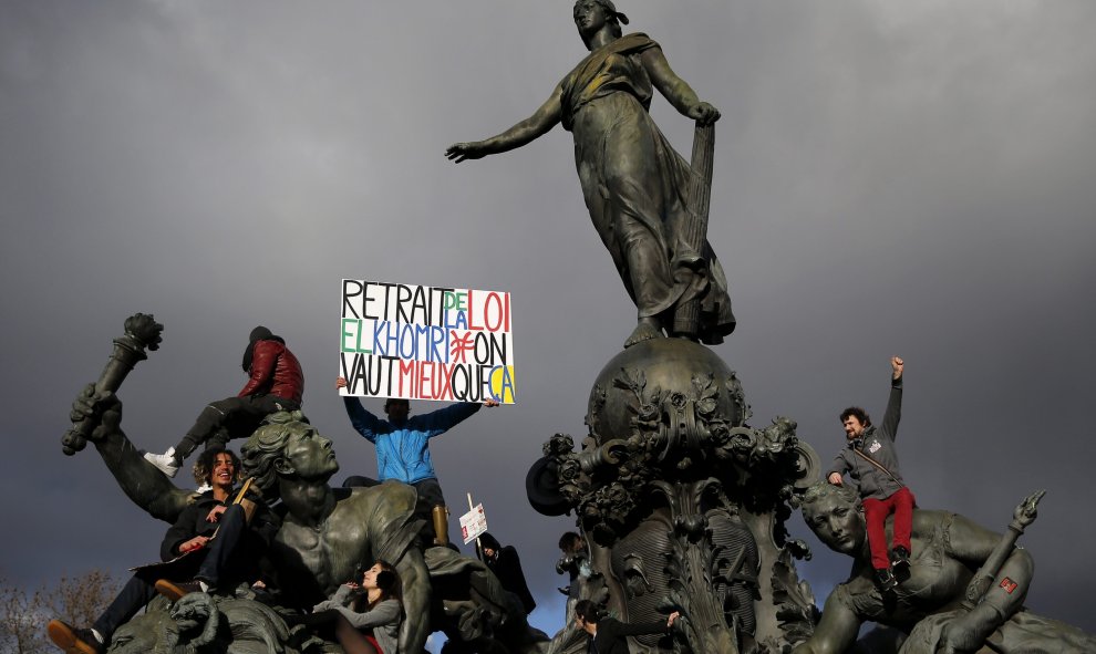 Varias personas protestan contra la reforma laboral gubernamental en Burdeos, Francia. EFE/Yoan Valat