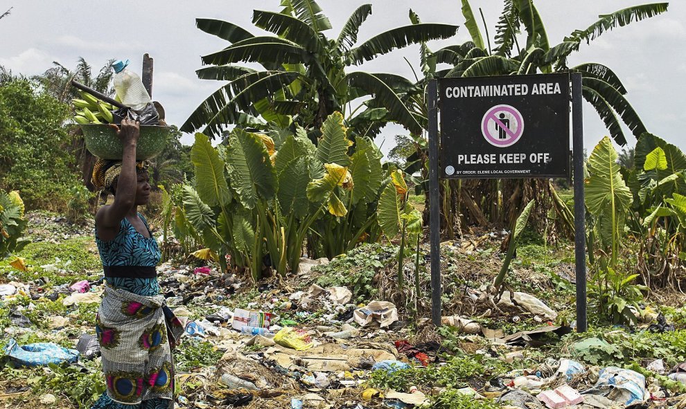 Vista de un cartel de advertencia por contaminación en la comunidad de Ogale, en el Delta del Níger, Nigeria. EFE/Tife Owolabi