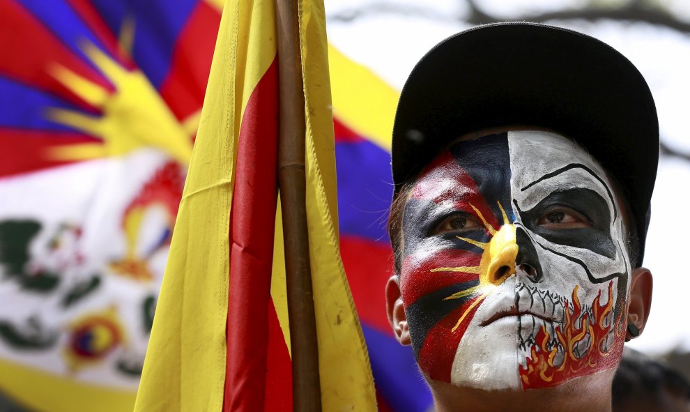 Un activista tibetano asiste a una protesta organizada para celebrar el 57 aniversario del levantamiento tibetano contra el gobierno chino, en Nueva Delhi, India. REUTERS / Cathal McNaughton
