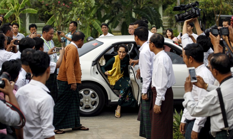 La líder del partido de la Liga Nacional para la Democracia (LND), Aung San Suu Kyi llega a una reunión con miembros parlamentarios de la LND en Sipin hostal de Naypyitaw. REUTERS / Soe Zeya Tun