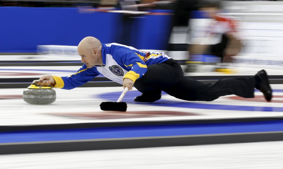 Kevin Koe del equipo Alberta realiza un tiro contra el equipo de Canadá en el campeonato de curling en Ottawa, Canadá, 10 de marzo de 2016. REUTERS / Chris Wattie
