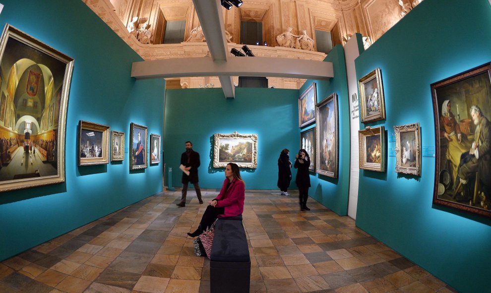 Una joven observa algunas de las obras que forman parte de la exposición "De Poussin a los Impresionistas, tres siglos de pintura francesa en el Hermitage", en Turín, Italia, hoy, 10 de marzo de 2016. La muestra abrirá sus puertas al público del 11 de mar