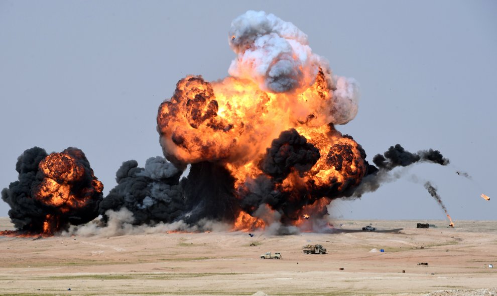 Fotografía de una explosión tras un bombardeo aéreo durante los ejercicios militares del Norte trueno en Hafr al -Batin, a 500 kilómetros al noreste de la capital Riad, Arabia, el 10 de marzo de 2016.FAYEZ NURELDINE / AFP