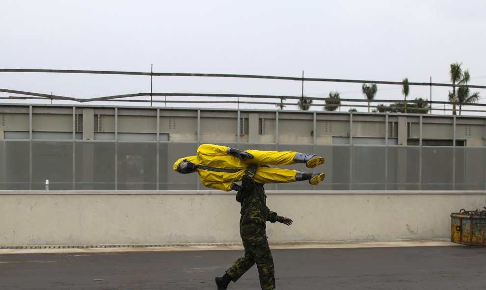 Un militar del ejército brasileño carga un maniquí en una capacitación contra atentados biológicos, como preparación para los Juegos Olímpicos y Paralímpicos Rio 2016, en el Parque Radical en Río de Janeiro. EFE/Antonio Lacerda