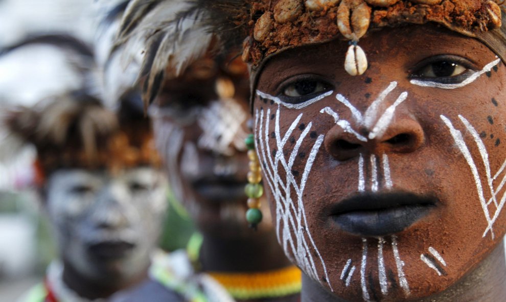 Miembros del pueblo Liabo se preparan para actuar en MASA (Mercado de Artes escénicas de África ) en el palacio de la cultura de Abiyán, en Costa de Marfil. REUTERS/Luc Gnago