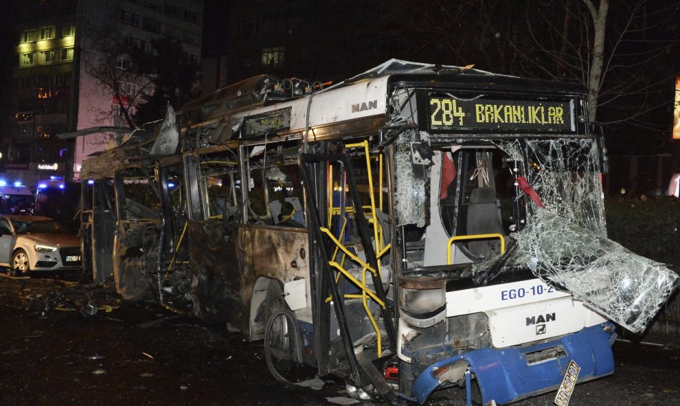 Autobús destrozado tras la explosión en Ankara, capital de Turquía. / EFE