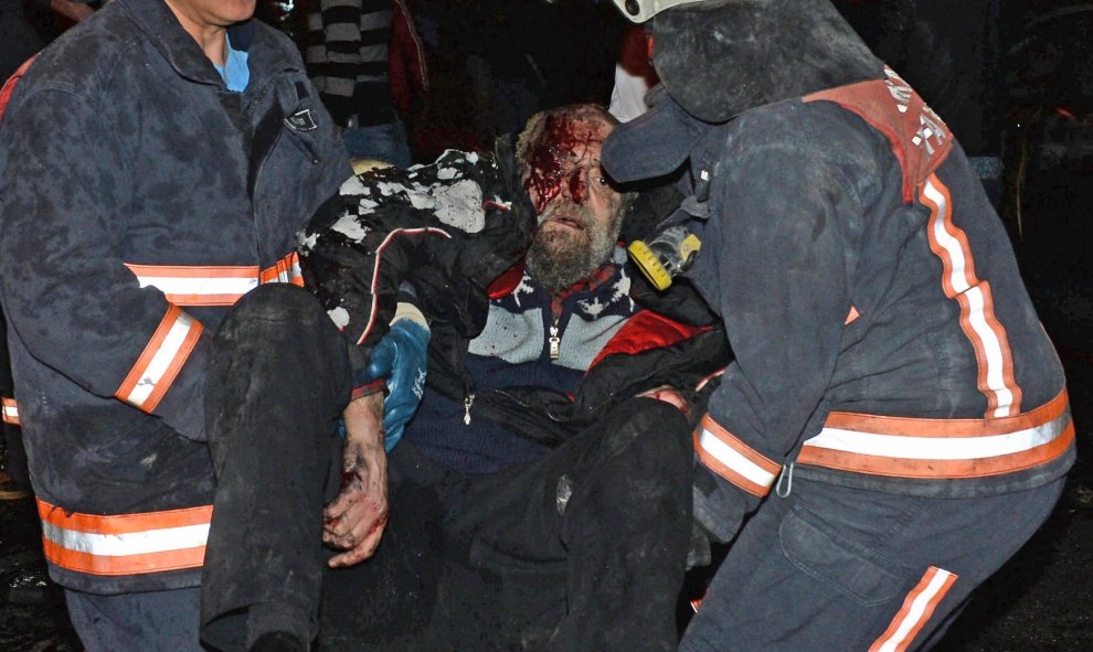 Los bomberos evacúan a una víctima del atentado de Ankara. / EFE