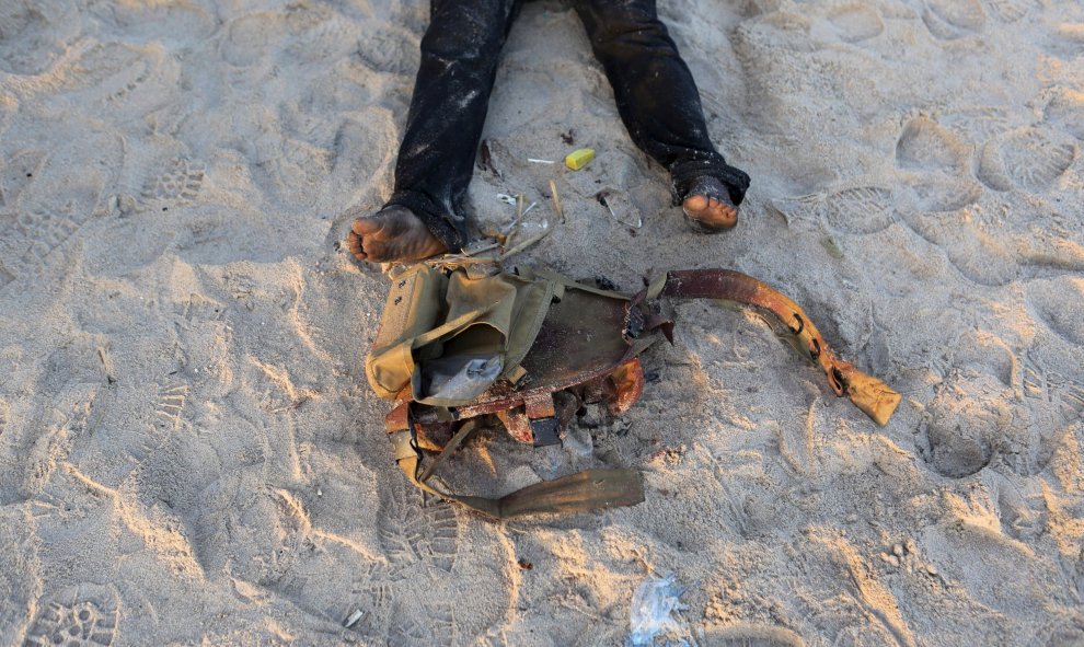 Las piernas de un hombre identificado por las fuerzas de seguridad de de Costa de Marfil como un atacante muerto, en la playa de Grand Bassam, Costa de Marfil. REUTERS/Joe Penney