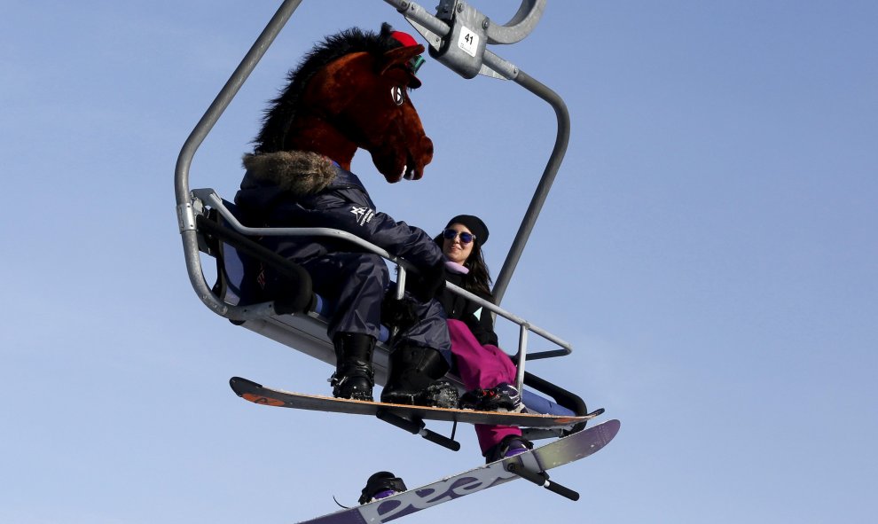 Un hombre con una máscara de caballo sube en un telesilla en una estación de esquí en Krasnoyarsk, Siberia. REUTERS/Ilya Naymushin