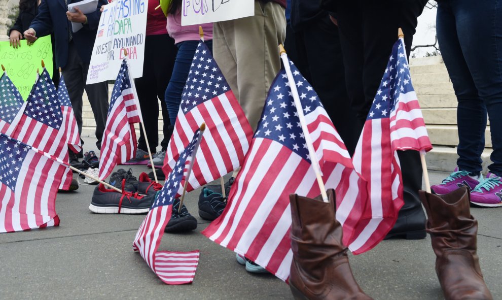 Activistas de varias organizaciones defensoras de los inmigrantes indocumentados comenzaron una huelga de hambre para pedir al Tribunal Supremo que apoye las medidas ejecutivas del presidente Barack Obama para el alivio migratorio, a falta de poco más de
