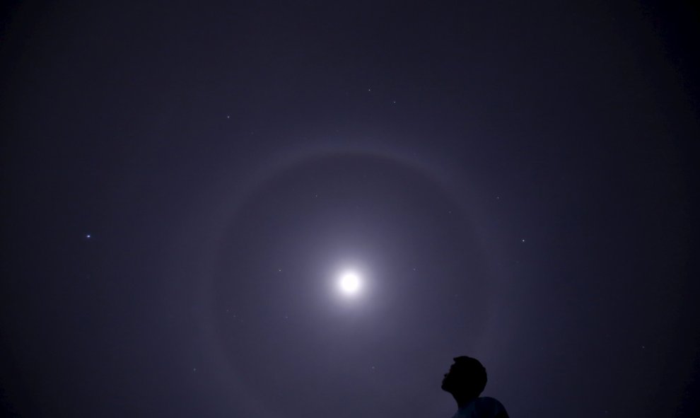 Un hombre mira un halo lunar sobre el cielo de Katmandú. REUTERS/Navesh Chitrakar