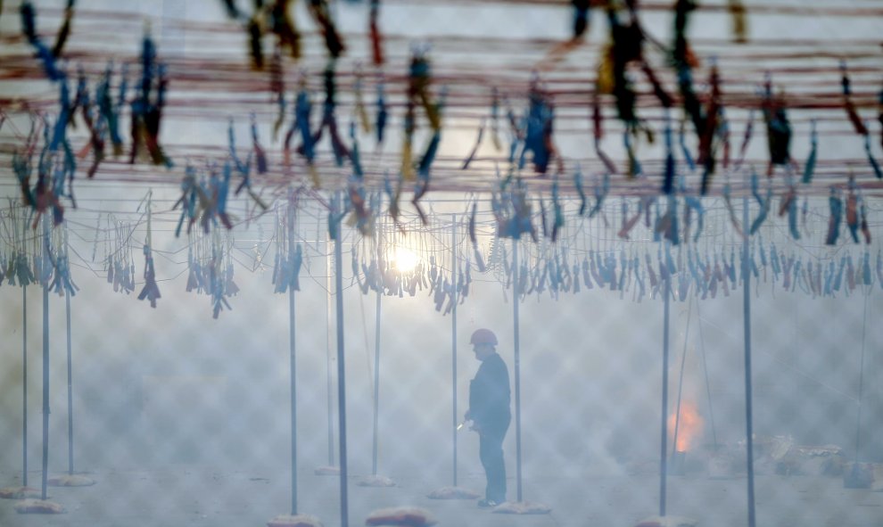 Un maestro pirotécnico controla el disparo de la mascletá que ha tenido lugar hoy a mediodía en la plaza del Ayuntamiento de Valencia. EFE/Kai Försterling