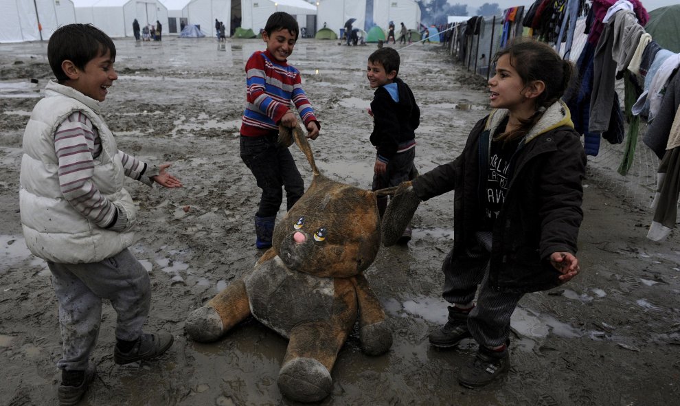 Niños refugiados juegan en un campamento improvisado en la frontera entre Grecia y Macedonia, cerca del pueblo griego de Idomeni. REUTERS/Alexandros Avramidis