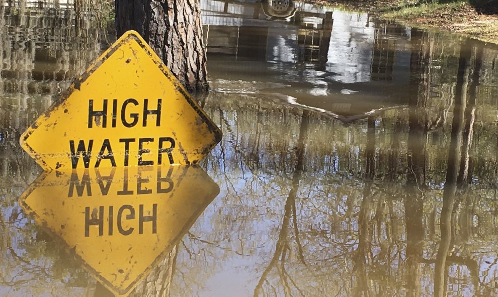 Una señal sumergida cerca del lago Bistineau en Louisiana, Estados Unidos. REUTERS/Therese Apel