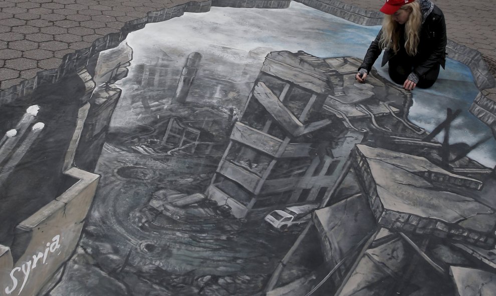 La artista Freya Clark trabaja en una obra en 3D que representa la destrucción en Siria, en una calle en Nueva York. REUTERS/Brendan McDermid
