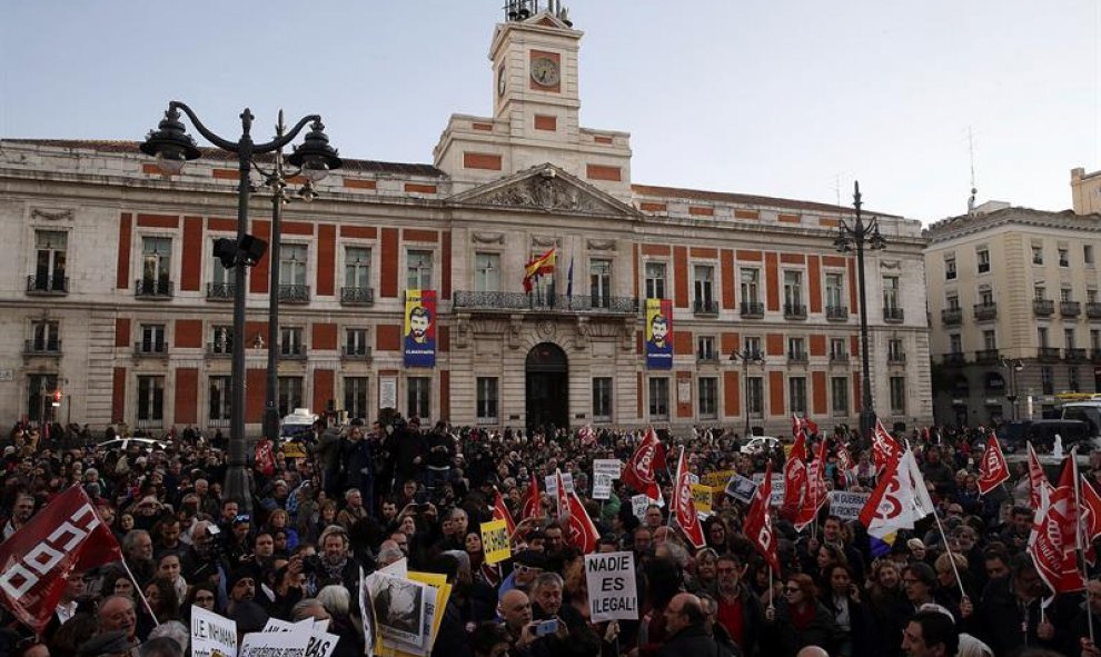 Concentración convocada por organizaciones sociales, sindicales y políticas contra el acuerdo de la Unión Europea y Turquía sobre los refugiados, al entender que atenta contra los derechos humanos esta tarde en la Puerta del Sol, en Madrid. EFE/Kiko Hues