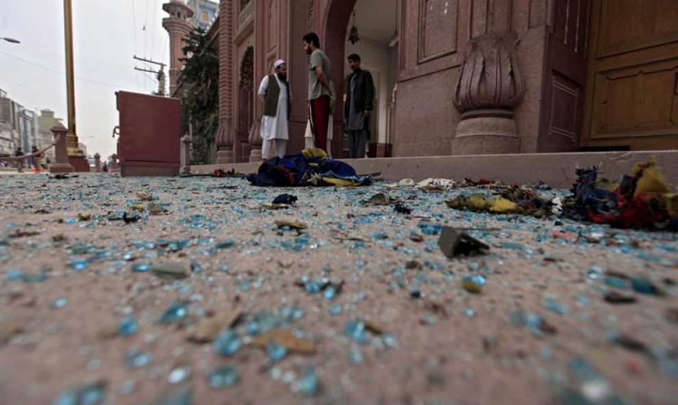 Cristales cubren el suelo cerca del lugar donde se rodujo un atentado con bomba en un autobús en Peshawar, Pakistán. EFE/Bilawal Arbab