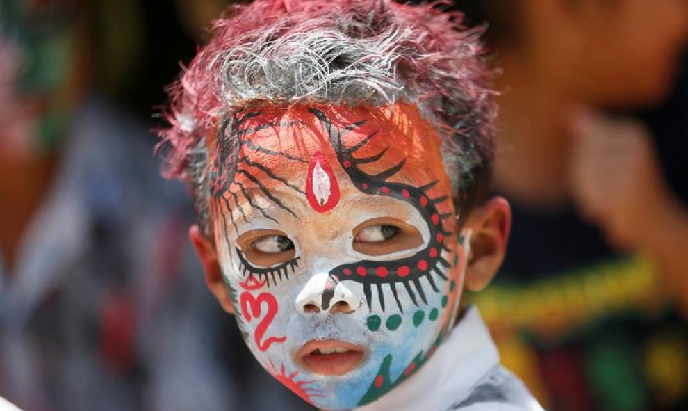 Un niño luce pintura en la cara durante el ritual sagrado de Ngerebeg en la localidad de Gianyar en Bali, Indonesia. EFE/Made Nagi