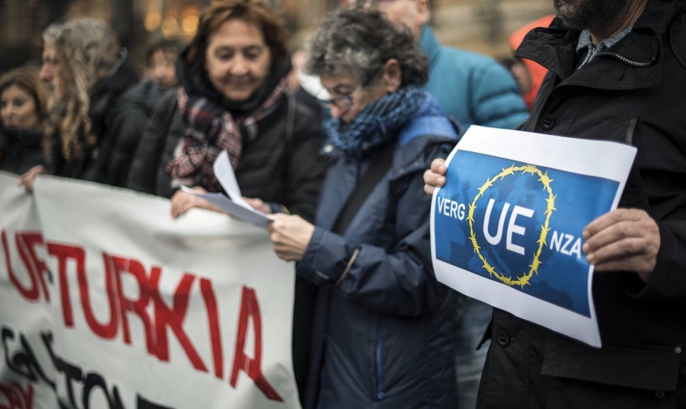 Numerosas personas durante la concentración de protesta contra el preacuerdo de la Unión Europea con Turquía para la devolución a ese país de los refugiados llegados a Europa, hoy en la Plaza Arriaga de Bilbao. EFE/MIGUEL TOÑA