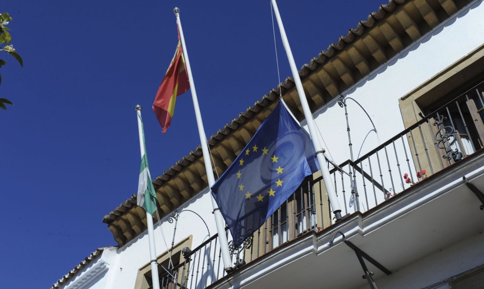 El Ayuntamiento malagueño de Marbella ha arriado hoy y durante tres días las banderas de la Unión Europea de todos los edificios municipales en señal de protesta por el acuerdo entre la UE con Turquía que niega el derecho de asilo a los refugiados sirios.