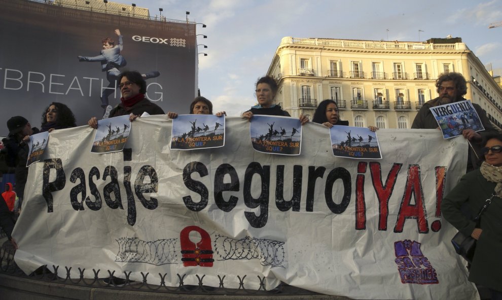 Madrid se ha sumado hoy al resto de ciudades españolas en su rechazo al acuerdo Unión Europea-Turquia sobre los refugiados, albergando una concentración en la puerta del Sol en la que ha pedido un voto en contra del mismo, por considerarlo "ilegal, inmora