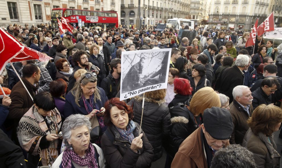 Madrid se ha sumado hoy al resto de ciudades españolas en su rechazo al acuerdo Unión Europea-Turquia sobre los refugiados, albergando una concentración en la puerta del Sol en la que ha pedido un voto en contra del mismo, por considerarlo "ilegal, inmora