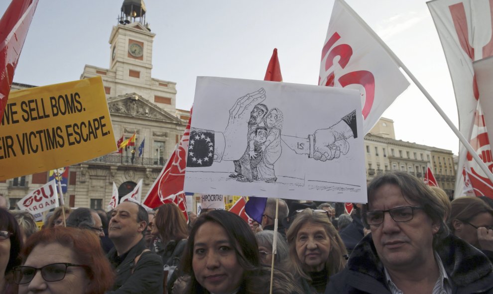 Madrid se ha sumado al resto de ciudades españolas en su rechazo al acuerdo Unión Europea-Turquia sobre los refugiados, albergando una concentración en la que ha pedido un voto en contra del mismo, por considerarlo "ilegal, inmoral y que atenta contra los