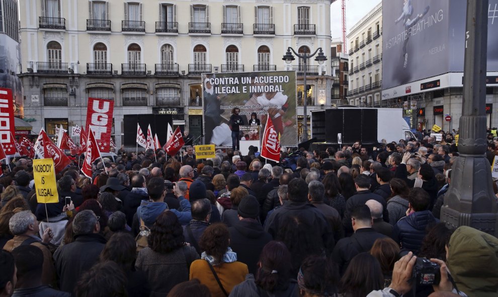 La cantante, Cristina del Valle, y el refugiado de Afganistan, Ahmed, leen el manifiesto durante la concentración de Madrid, que se ha sumado hoy al resto de ciudades españolas en su rechazo al acuerdo Unión Europea-Turquia sobre los refugiados, albergand