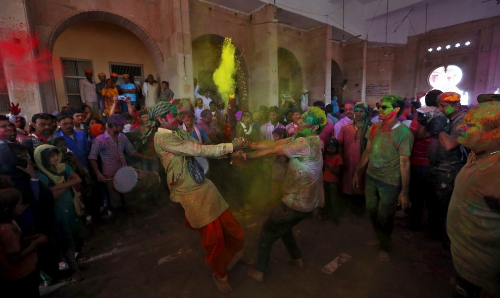 Devotos hindúes participan en el festival religioso de Holi, también conocido como el festival de colores, en la ciudad de Barsana en la región de Uttar Pradesh de la India. REUTERS/Cathal McNaughton