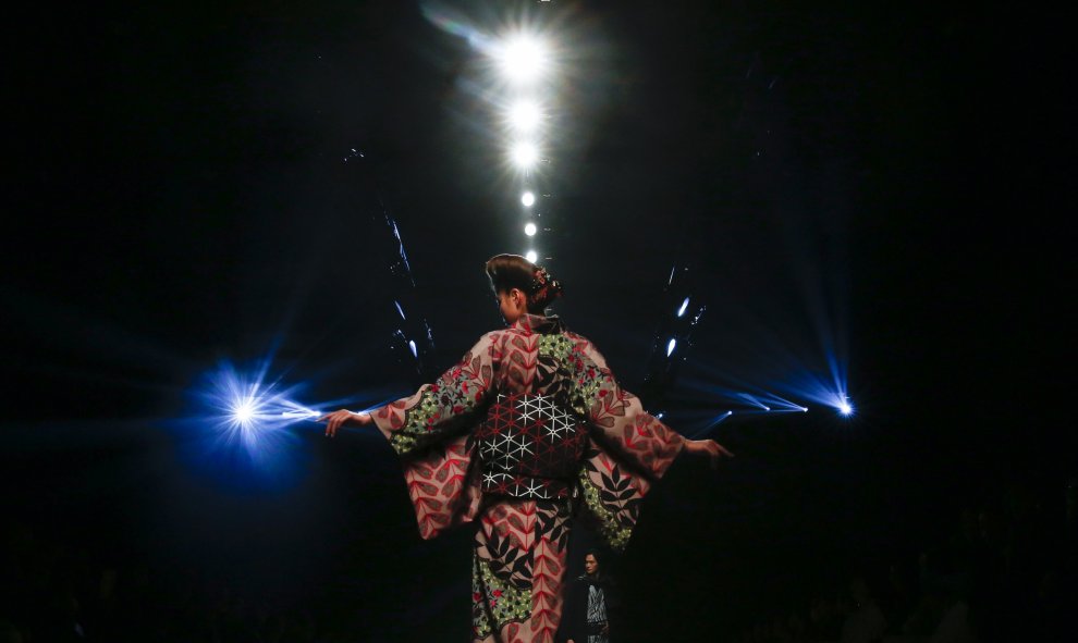 Una modelo presenta una creación de Jotaro Saito durante la Semana de la Moda de Tokio. REUTERS/Thomas Peter