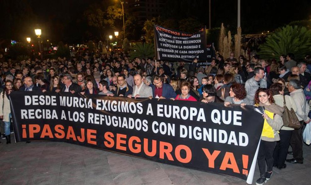 Cientos de personas se han concentrado esta tarde en la Glorieta de España, Murcia, para instar al Gobierno en funciones a decir "no" en el Consejo Europeo de los días 17 y 18 de marzo al acuerdo entre la Unión Europea y Turquía sobre los refugiados. EFE/