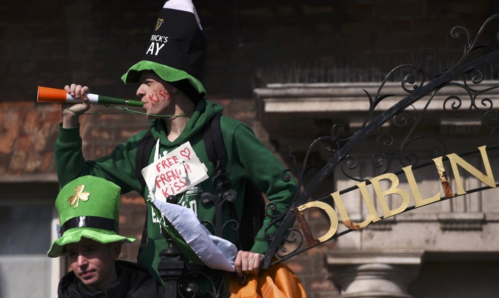 Un hombre mira el desfile del Día de San Patricio en Dublín, Irlanda, 17 de marzo de 2016. REUTERS / Clodagh Kilcoyne