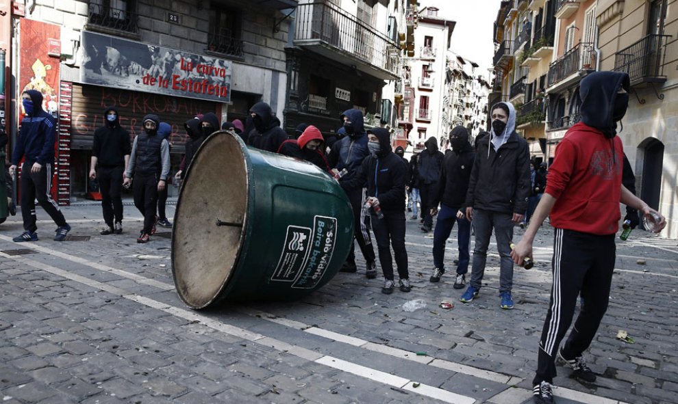 Un grupo de jóvenes durante una manifestación de estudiantes que se ha celebrado en Pamplona en el marco de una jornada de protestas convocada por la organización Ikasle Abertzaleak donde al menos cuatro jóvenes han sido detenidos al producirse enfrentami