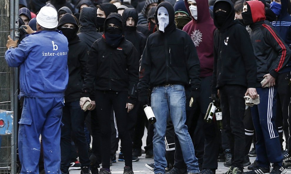 Un grupo de jóvenes durante una manifestación de estudiantes que se ha celebrado en Pamplona en el marco de una jornada de protestas convocada por la organización Ikasle Abertzaleak donde al menos cuatro jóvenes han sido detenidos al producirse enfrentami