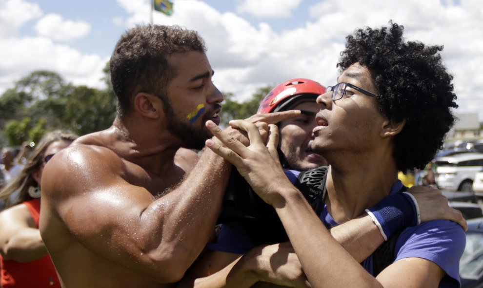 Un manifestante en contra del gobierno (izq) y un partidario de la presidenta brasileña Dilma Rousseff  se encaran cerca del palacio de Planalto en Brasilia, Brasil, 17 de marzo de 2016. REUTERS / Ricardo Moraes