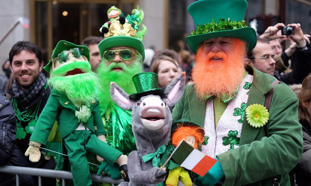 Ciudadanos se disfrazan para ir al desfile del día de San Patricio en Nueva York. /AFP/ JEWEL SAMAD