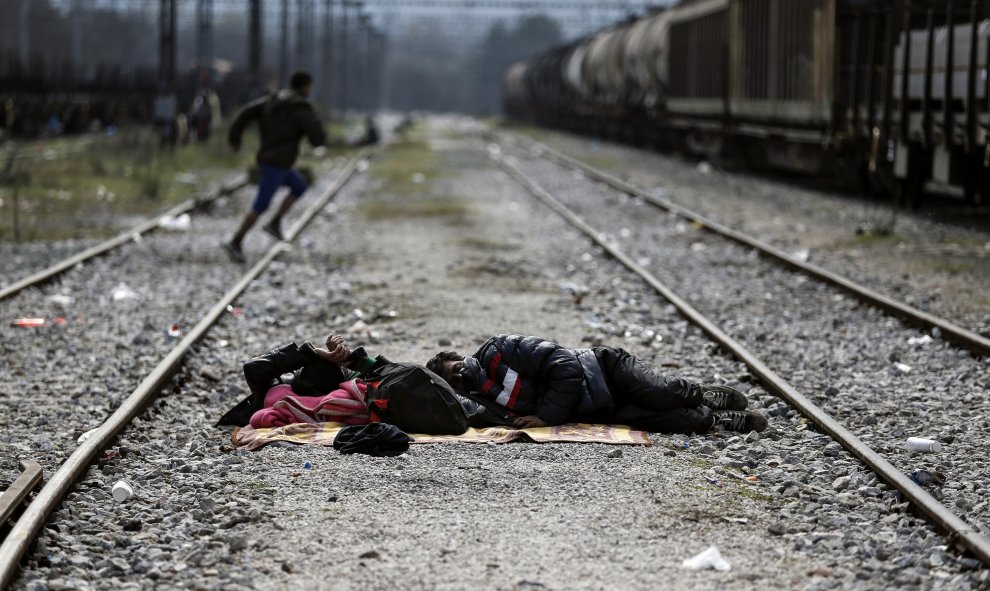 Dos refugiados duermen en las vías del tren en un campamento improvisado en la frontera entre Grecia y Macedonia, cerca de la localidad de Idomeni. REUTERS/Alkis Konstantinidis