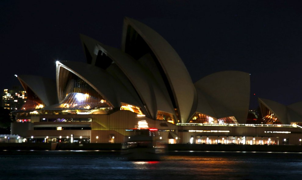 Las luces de la Ópera de Sydney (Australia), durante el apagón por la Hora del Planeta.- David Gray (REUTERS)